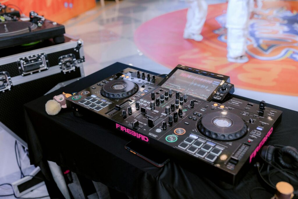 DJ